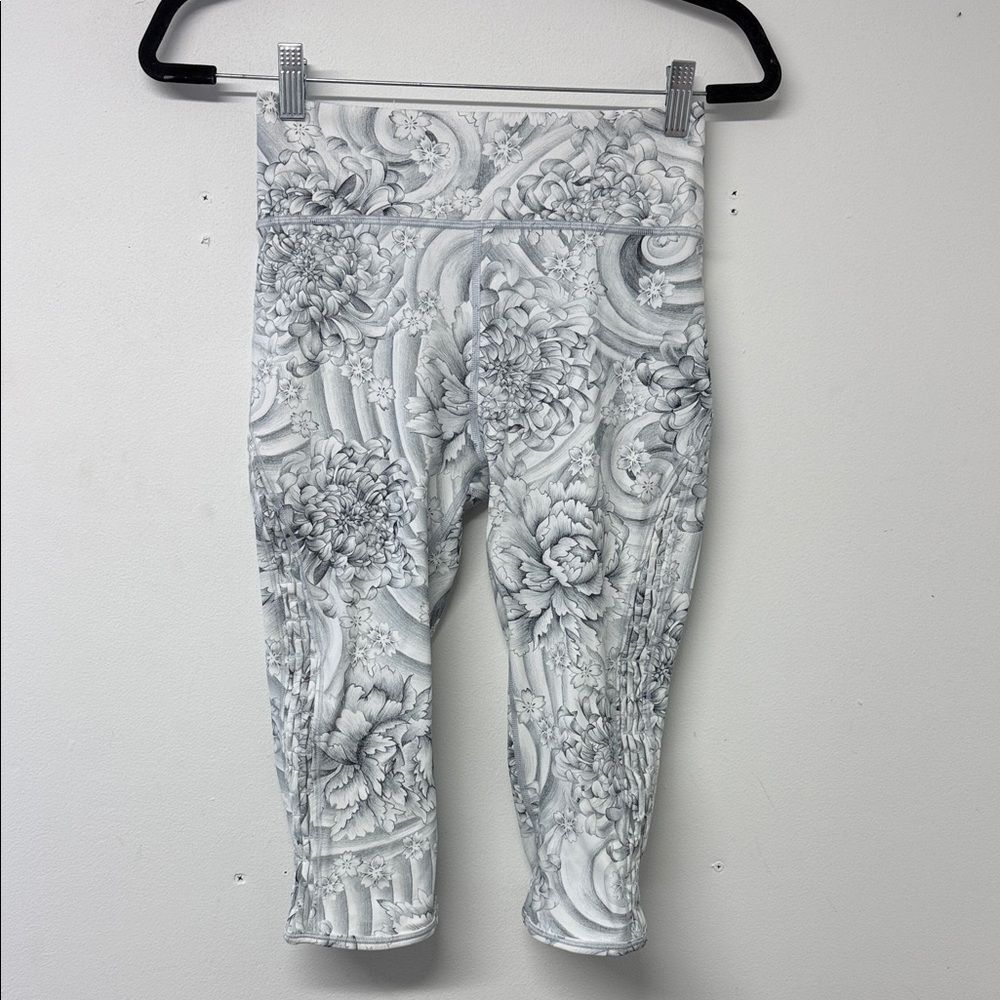 Lululemon Athletica Baroque Floral Leggings in White and Gray
